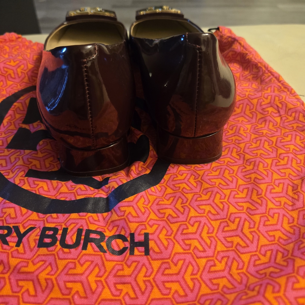 Tory Burch Women's Brown Patent Leather Logo Ballet Flats - Picture 5 of 16